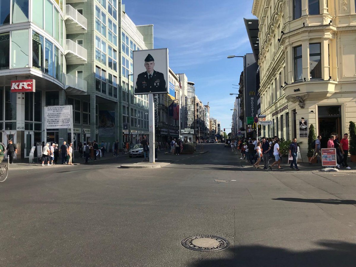 Checkpoint Charlie vanaf de oostzijde